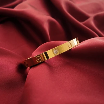 Brazalete de Tornillos con Piedras Tono Oro Amarillo