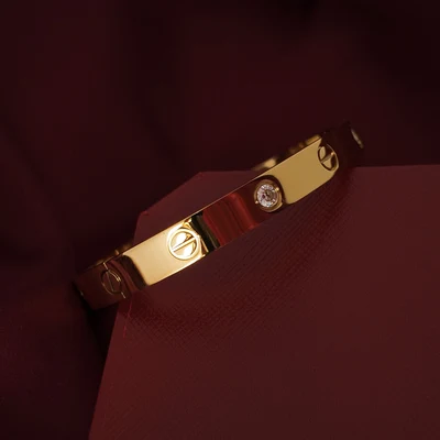 Brazalete de Tornillos con Piedras Tono Oro Amarillo