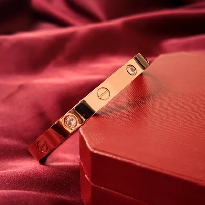 Brazalete de Tornillos con Piedras Tono Oro Rosa