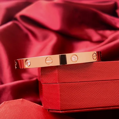 Brazalete de Tornillos con Piedras Tono Oro Rosa