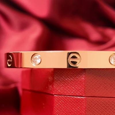 Brazalete de Tornillos con Piedras Tono Oro Rosa