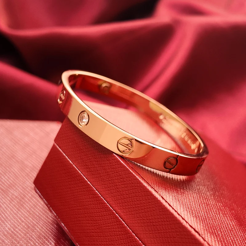 Brazalete de Tornillos con Piedras Tono Oro Rosa
