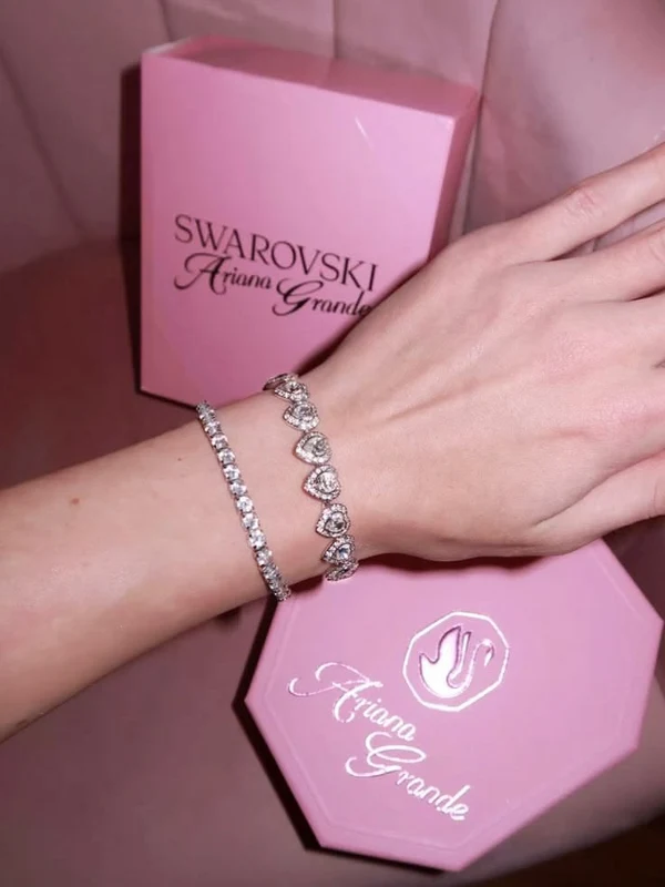 Pulsera de Corazones con Cristales Ajustable Acabado en Plata