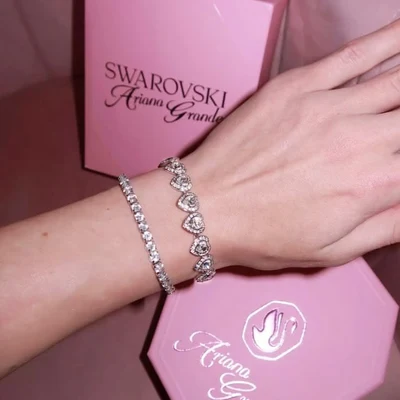 Pulsera de Corazones con Cristales Ajustable Acabado en Plata