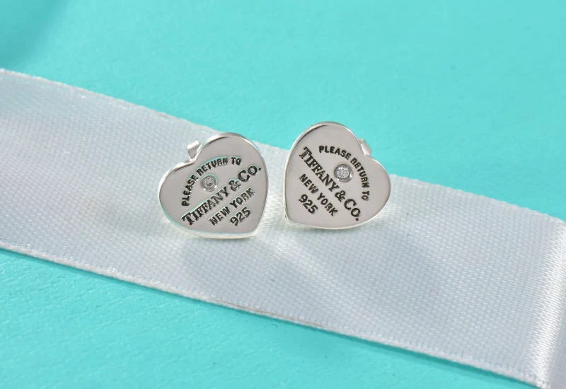 Aretes Broquel Corazón con Piedra en Plata 925