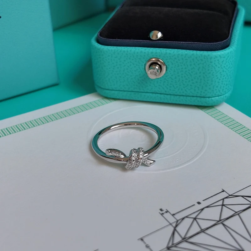 Anillo Nudo con Piedras en Plata 925